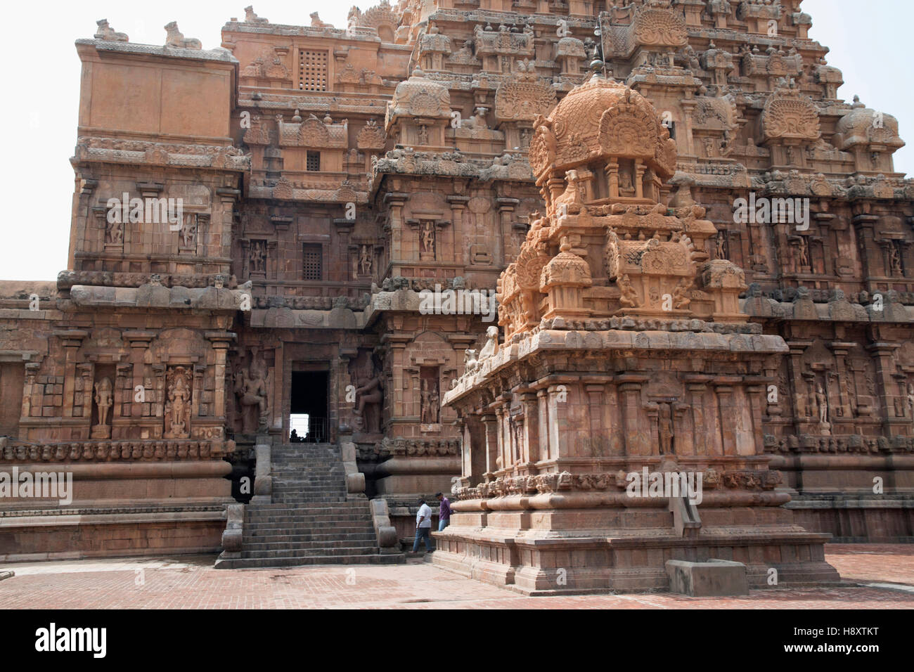 Chandykesvara de culte et entrée nord, Temple de Brihadisvara, Tanjore, Tamil Nadu, Inde. Vue depuis le Nord Banque D'Images