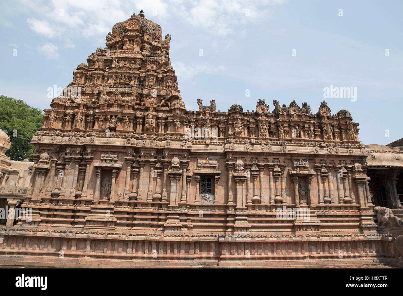 Murs décorés et gopuram, Subrahmanyam culte, Temple de Brihadisvara complexe, Tanjore, Tamil Nadu, Inde. Vue depuis le sud-ouest. Banque D'Images