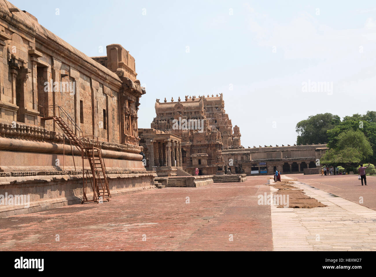Voir l'entrée de Gopuram, Temple de Brihadisvara complexe, Tanjore, Tamil Nadu, Inde. Vue depuis le sud-ouest. Banque D'Images