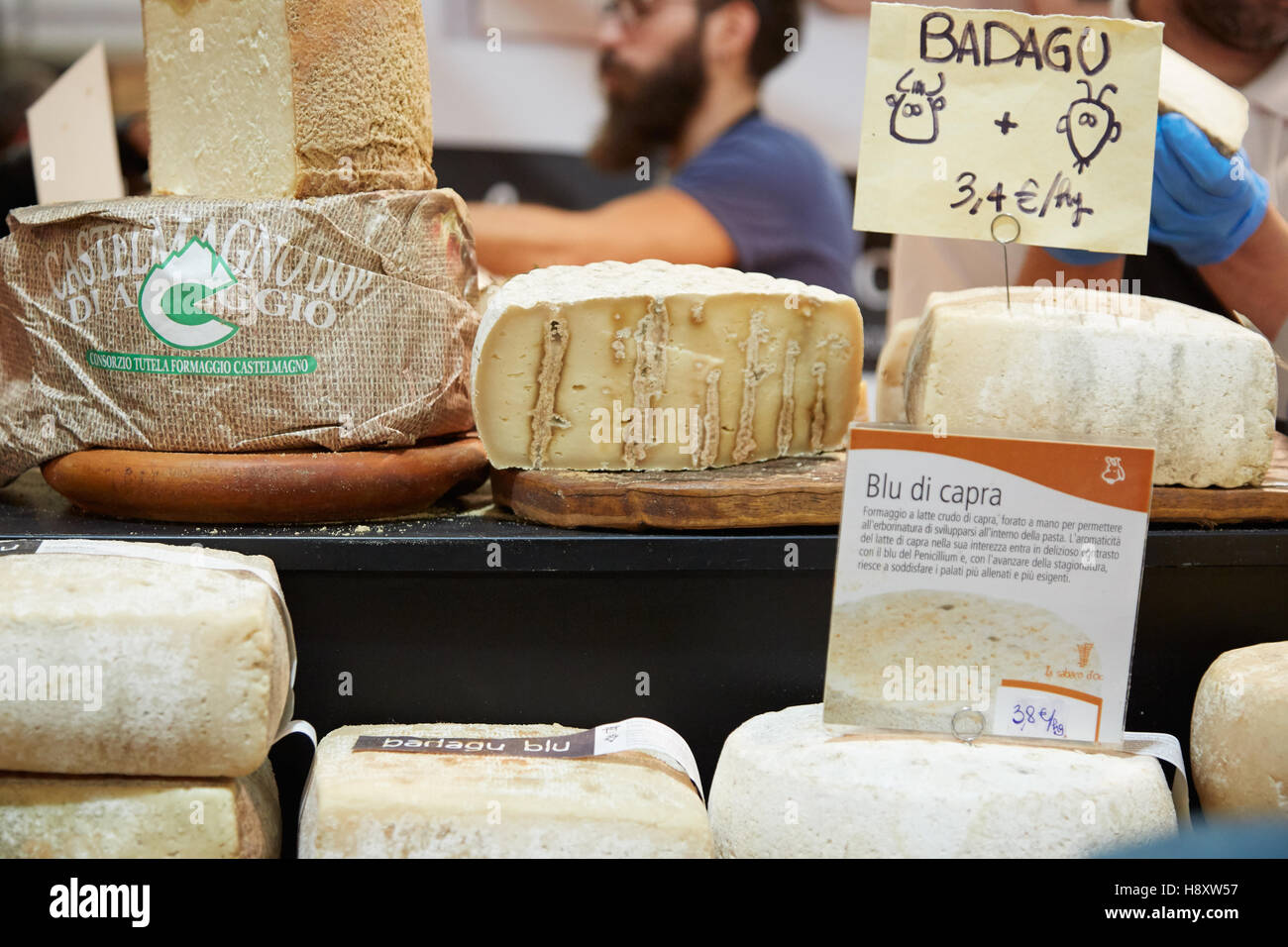 Le fromage de chèvre en vente au cours de la truffe blanche d'Alba en juste, Italie Banque D'Images