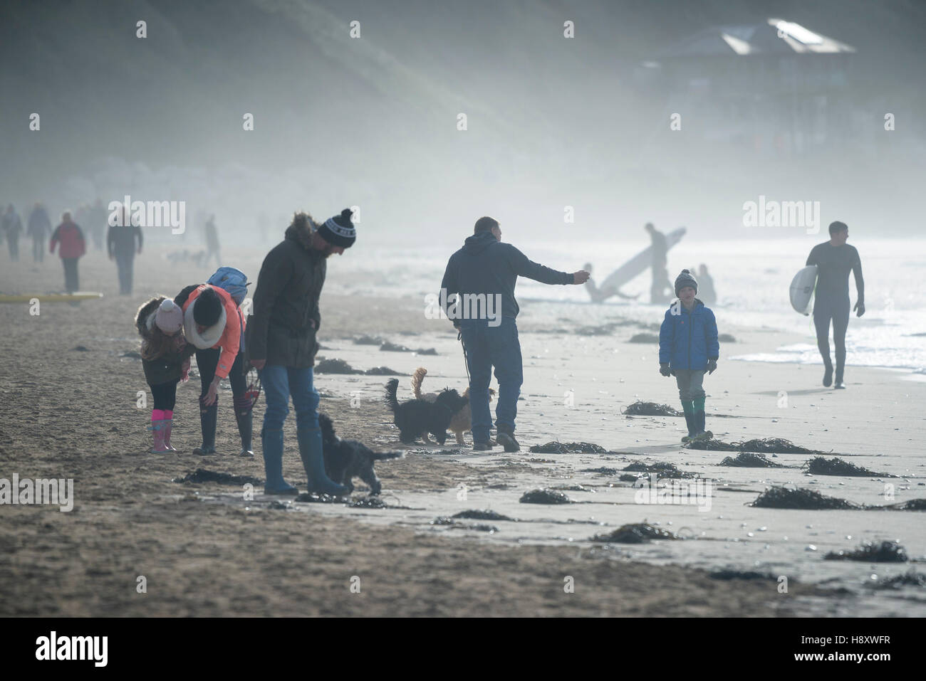 Les gens qui marchent sur la plage de Fistral sur un jour d'hiver à Newquay, Cornwall. Banque D'Images