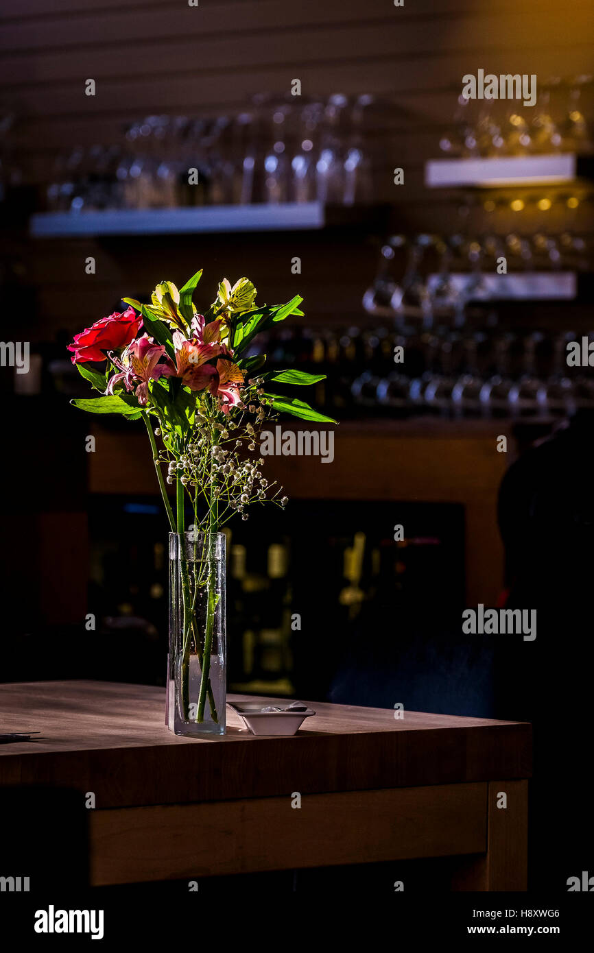 Un vase de fleurs sur une table de restaurant. Banque D'Images