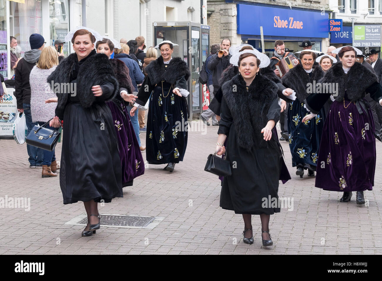 Dans le cadre d'Lowender Peran musiciens et danseurs défilent dans le centre-ville de Newquay, Cornwall, England, UK. Banque D'Images