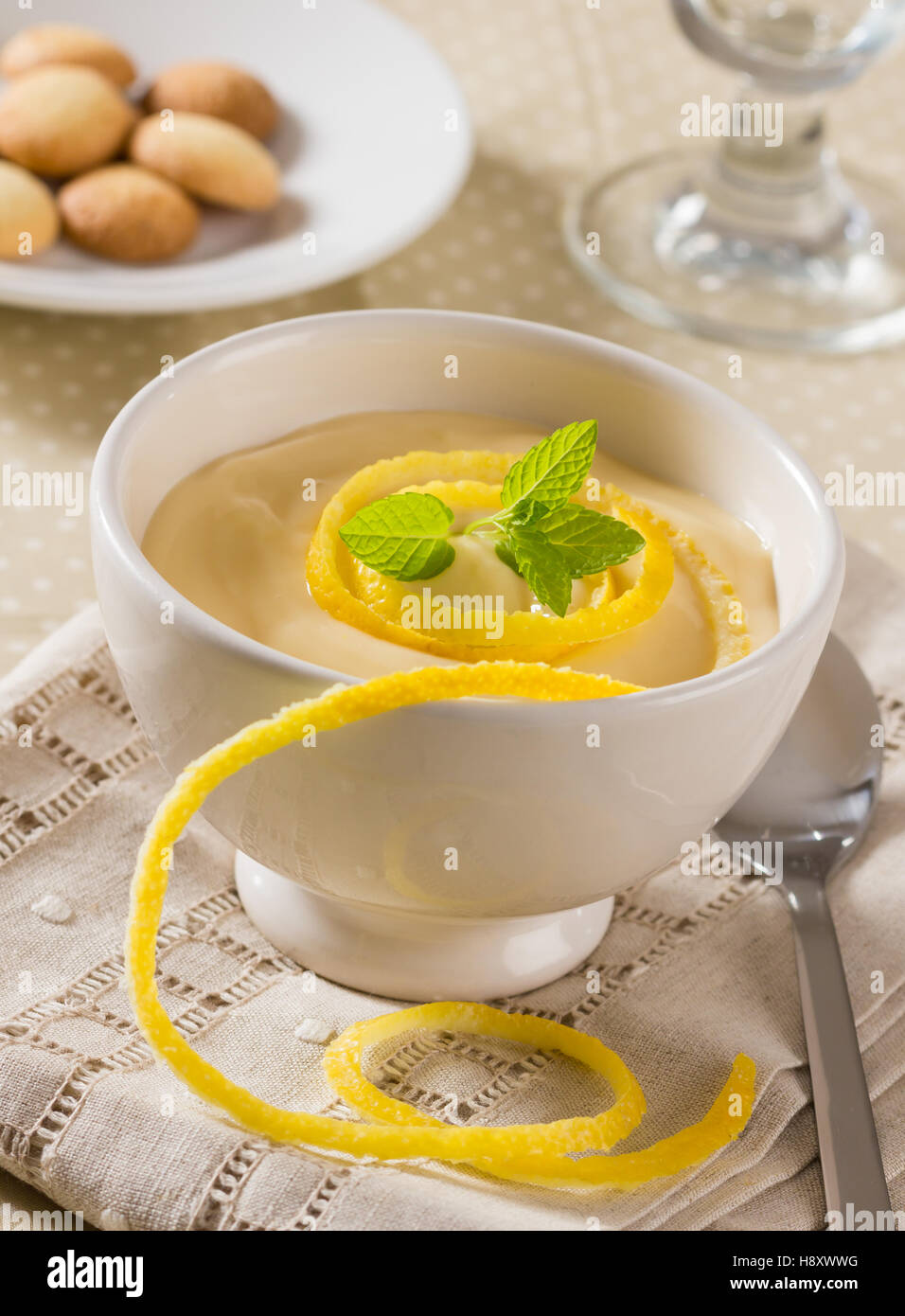 Le lait caillé de citron Servi avec citron et menthe Banque D'Images