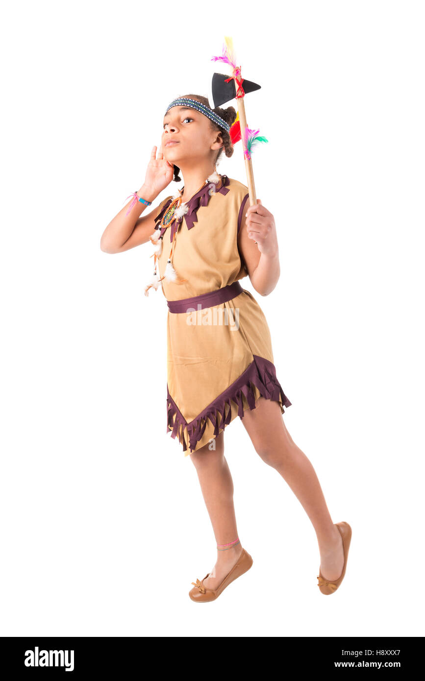 Jeune fille en costume amérindien isolé dans White Banque D'Images