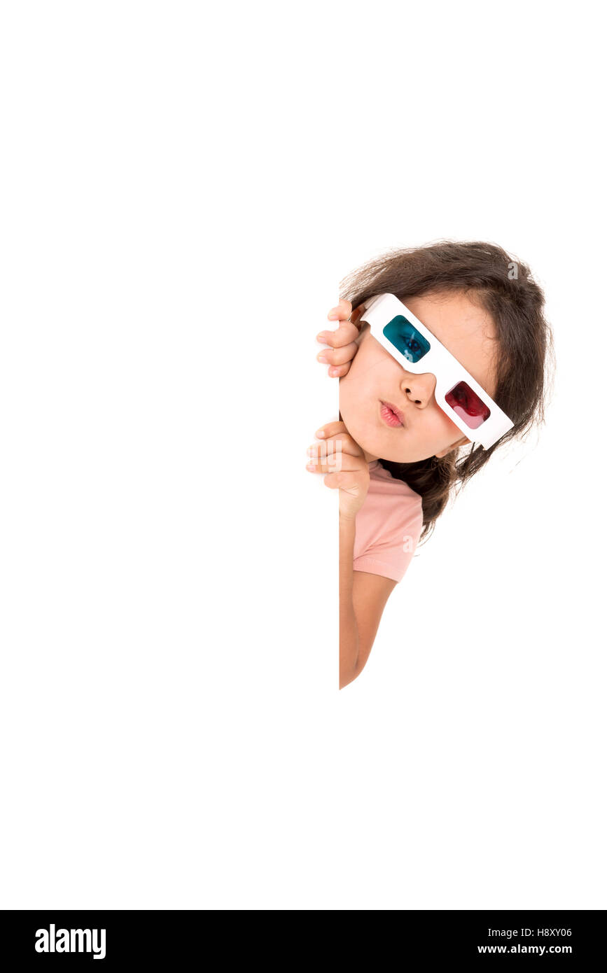 Fille avec des lunettes 3D en blanc isolé Banque D'Images