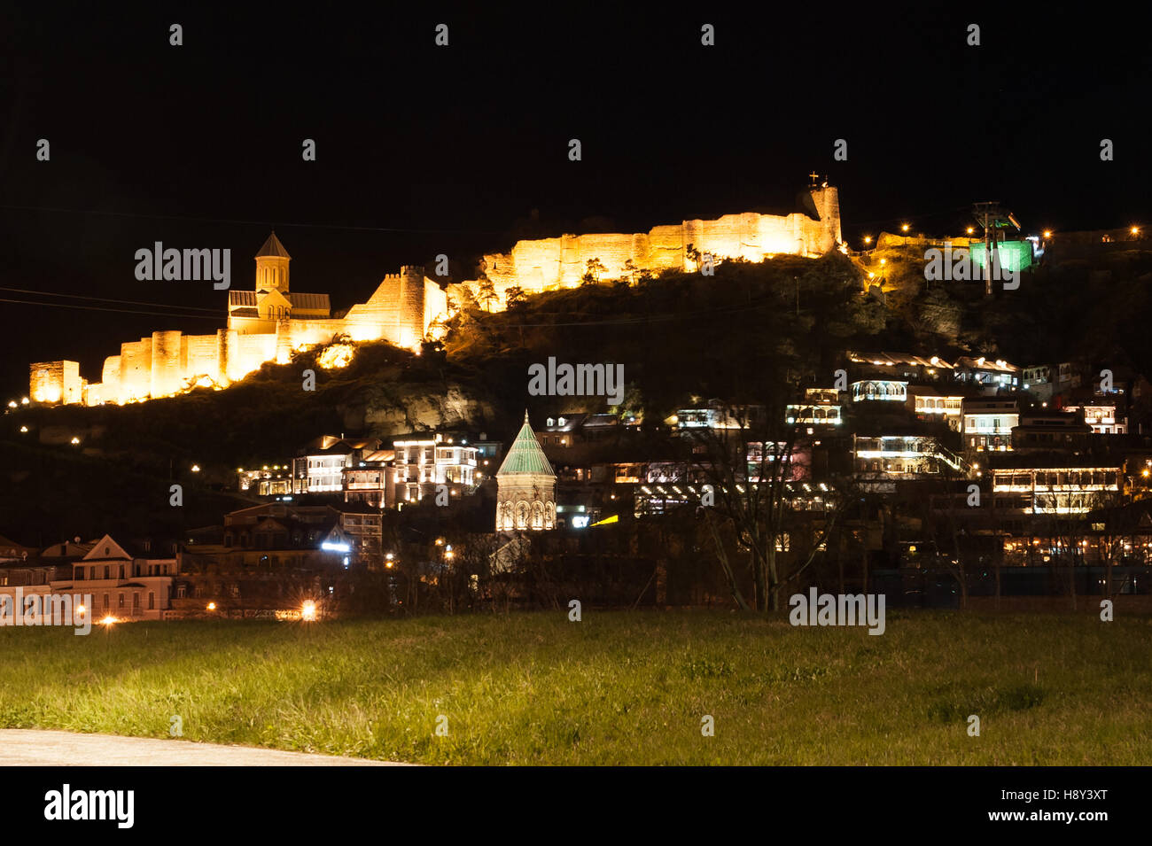 Vue de la capitale de la Géorgie dans la nuit cityTbilisi Banque D'Images