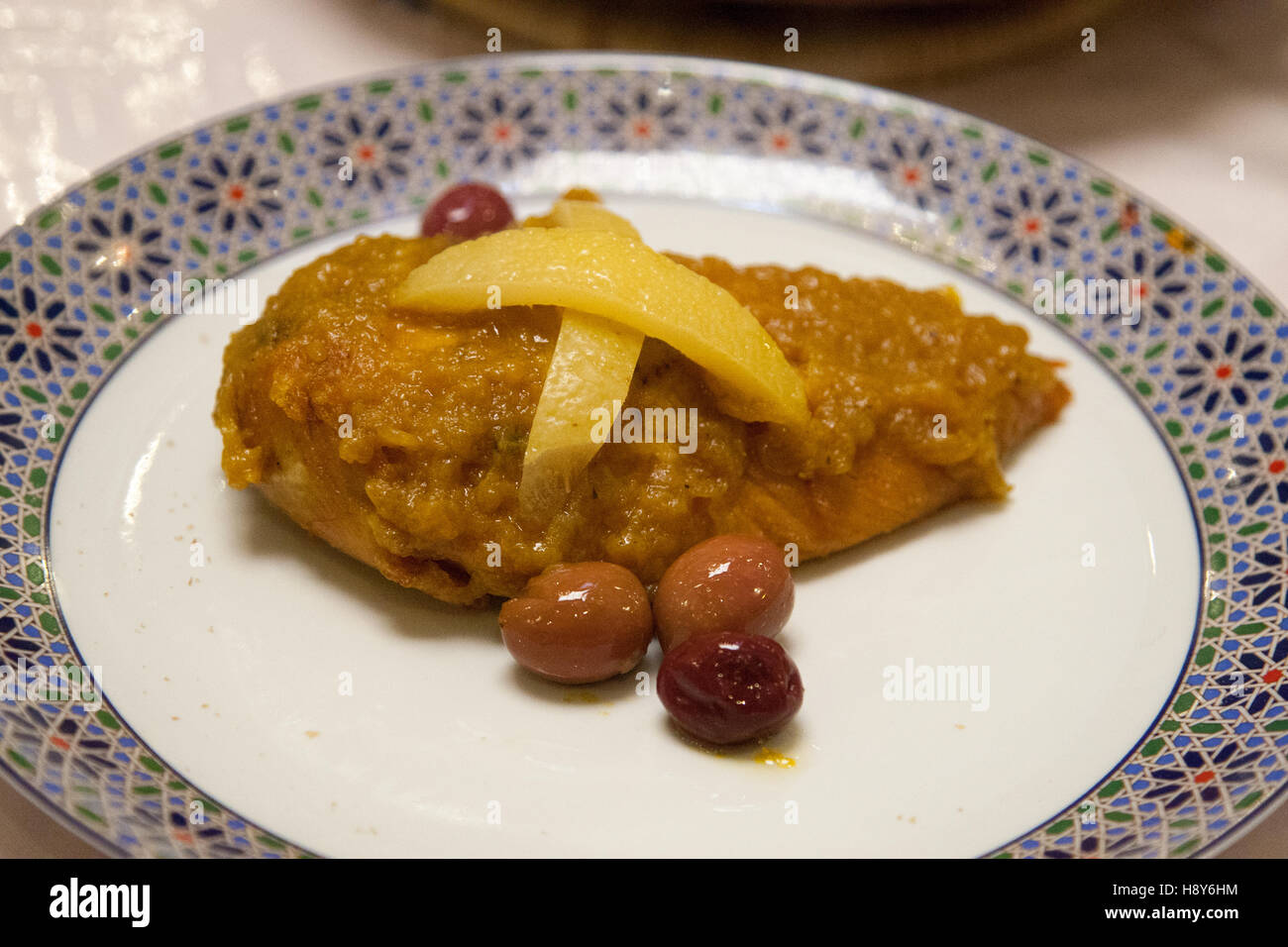Un plat de poulet au citron confit et aux olives est servi dans un restaurant à Fès, au Maroc – la préparation classique du tajine de poulet marocain. Banque D'Images