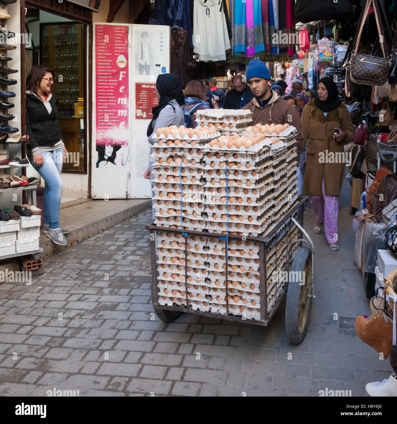 Des centaines d'oeufs sont transportés sur une brouette à roues à travers les rues étroites de Fès au Maroc. Presque tout est transporté dans les rues étroites de Fès Banque D'Images