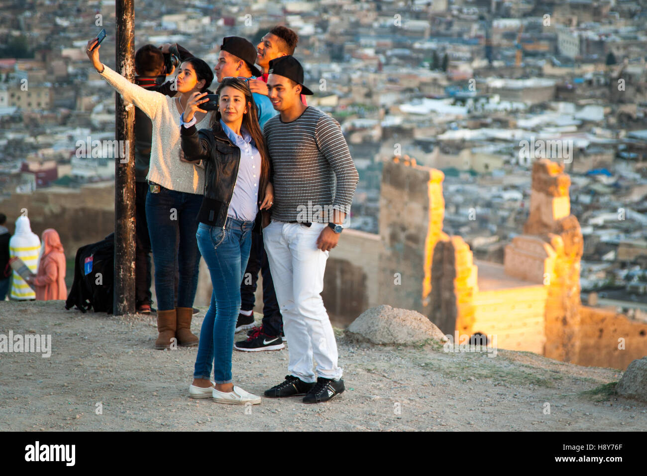 Les jeunes en tenant vos autoportraits dans le soleil du soir au nord de Fès Banque D'Images