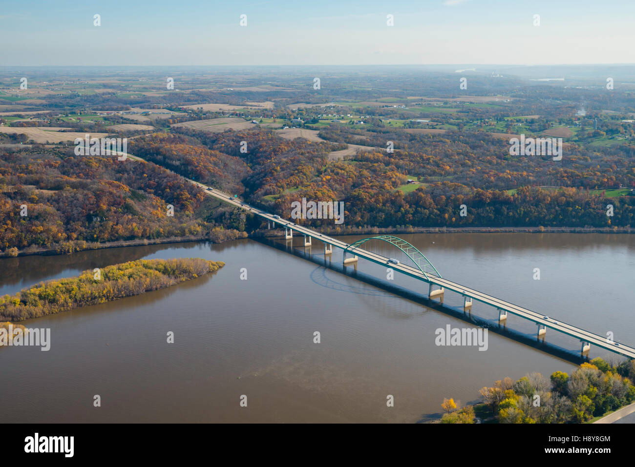 Vue aérienne de la rivière du Mississippi et de l'autoroute 12 entre le pont de Dubuque, Iowa et Wisconsin. Banque D'Images