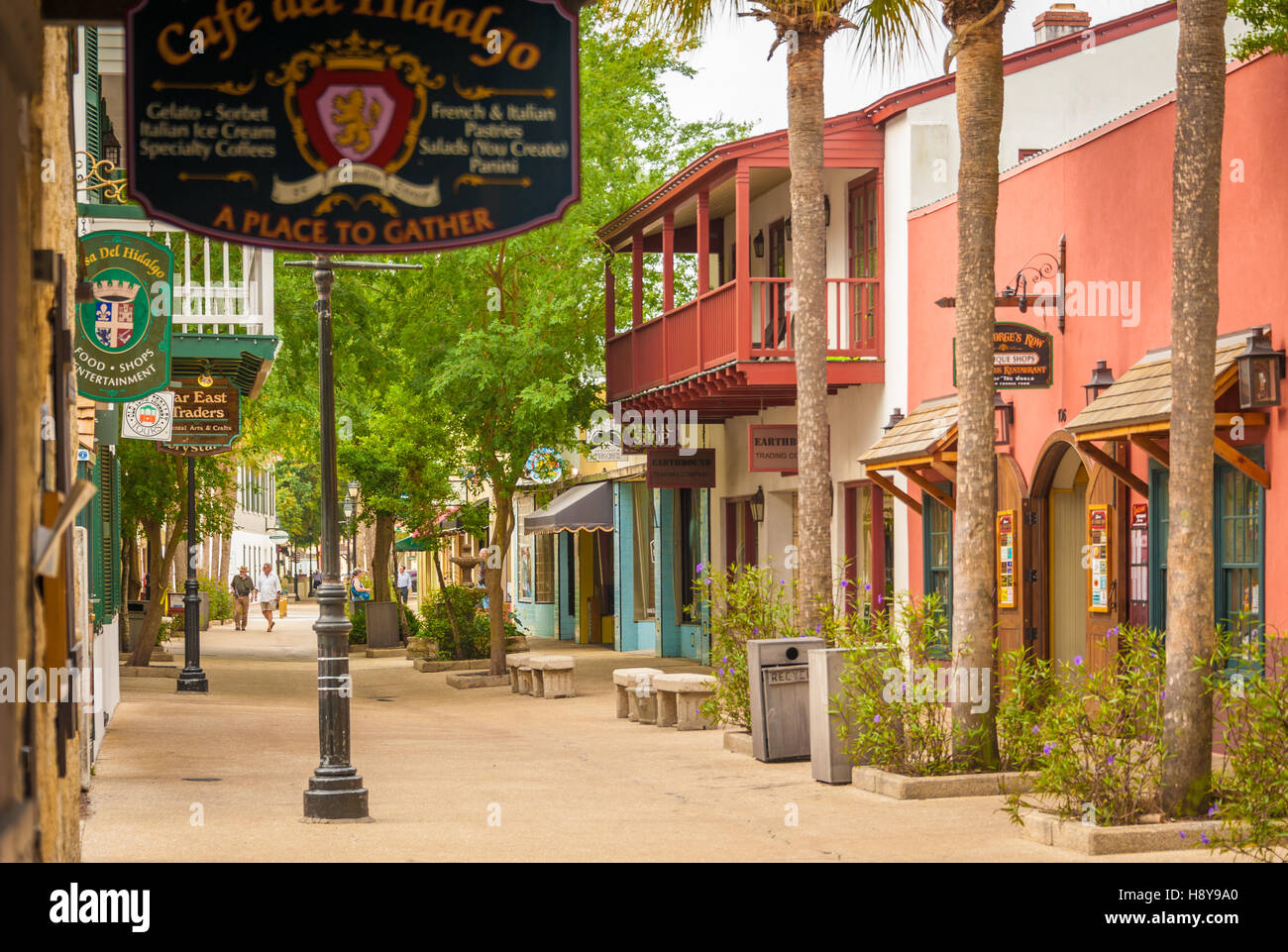 Les gens se promener parmi les commerces, restaurants, tavernes et de la rue George Street, dans la ville historique de Saint Augustine, Floride, USA. Banque D'Images