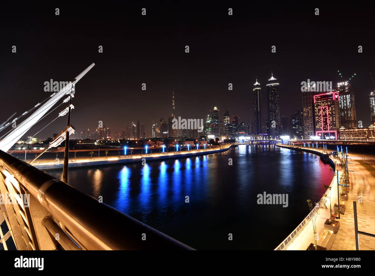 Dubai Skyline at night de nouveau canal de DUBAÏ, ÉMIRATS ARABES UNIS Banque D'Images