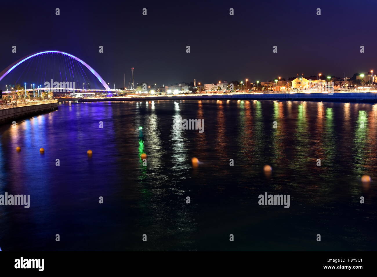 Dubai Skyline at night de nouveau canal de DUBAÏ, ÉMIRATS ARABES UNIS Banque D'Images