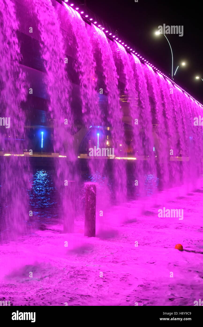 Fontaine du pont au nouveau canal de DUBAÏ, ÉMIRATS ARABES UNIS Banque D'Images