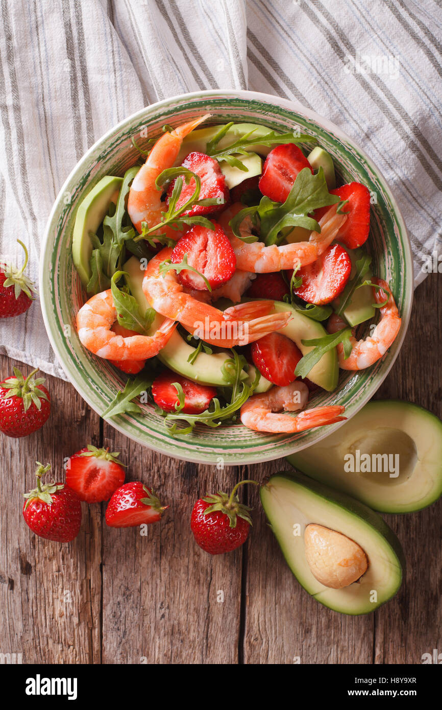 Salade aux crevettes, avocat et fraise close-up sur la table. Vue verticale d'en haut Banque D'Images