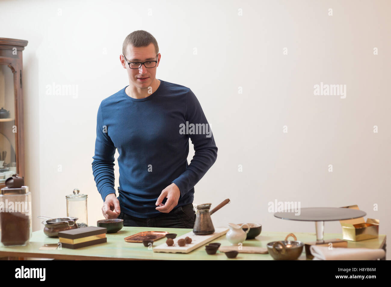 Jeune homme dans une salle de concessionnaires truffle Banque D'Images