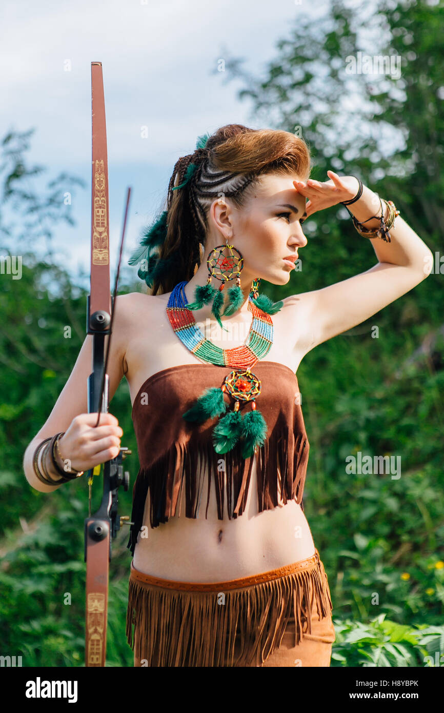La jeune fille belle amazon visant un arc alors que la chasse dans la  forêt, caractère mythique, un conte de fée, la légende Photo Stock - Alamy
