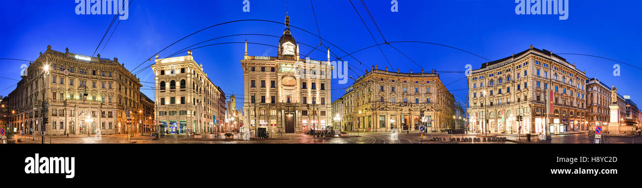 MILAN, ITALIE - 20 juillet 2013 : Place Cordusio et rue Dante entouré de palais, maisons et immeubles au lever du soleil dans la capitale italienne de la mode Banque D'Images