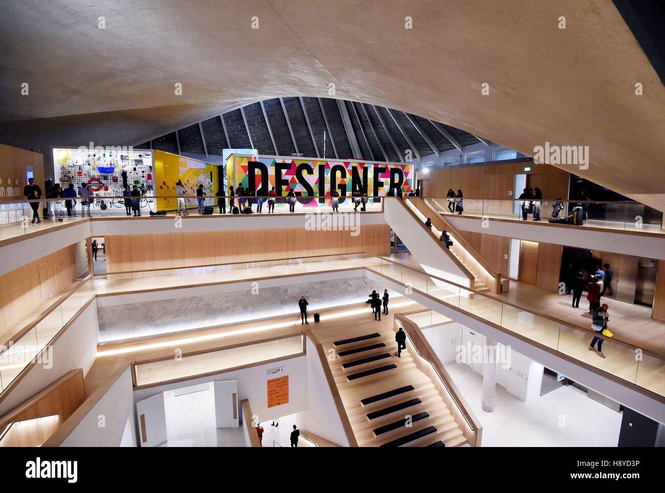 Une vue générale de l'intérieur du nouveau Design Museum à Kensington, Londres. Banque D'Images