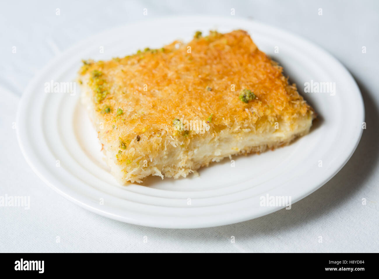 Close-up of dessert Kunafa en arabe sur un fond blanc Banque D'Images