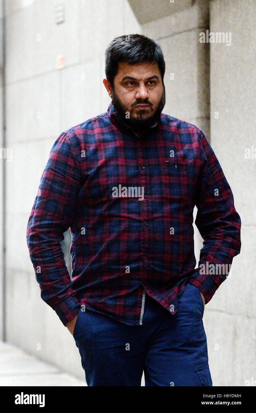Chauffeur de taxi, témoin Hussain Rashid quitte le Jo Cox MP procès pour meurtre après avoir témoigné à l'Old Bailey à Londres. Banque D'Images