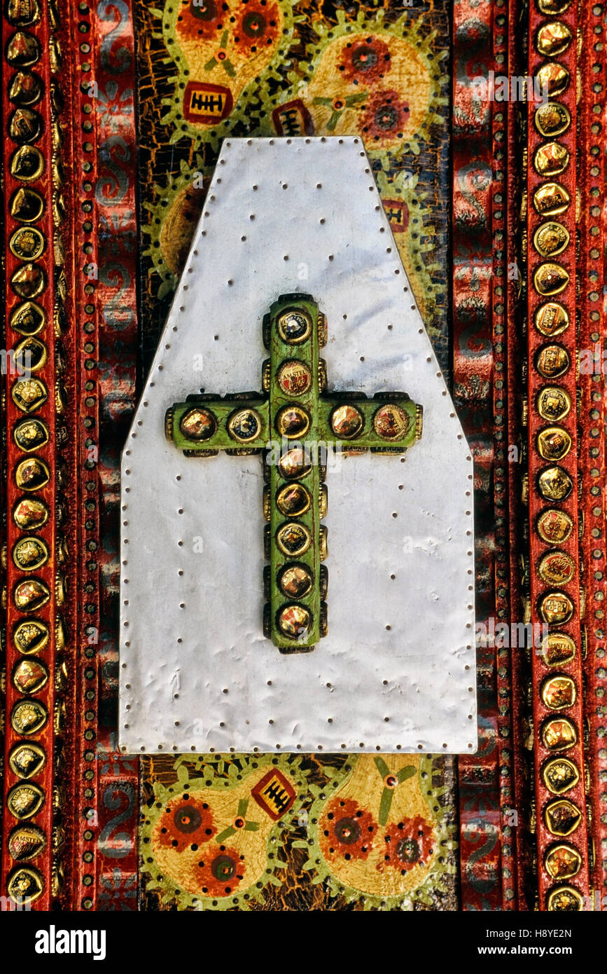 Croix de décoration fabriqué à partir de bouteilles de bière Banque D'Images