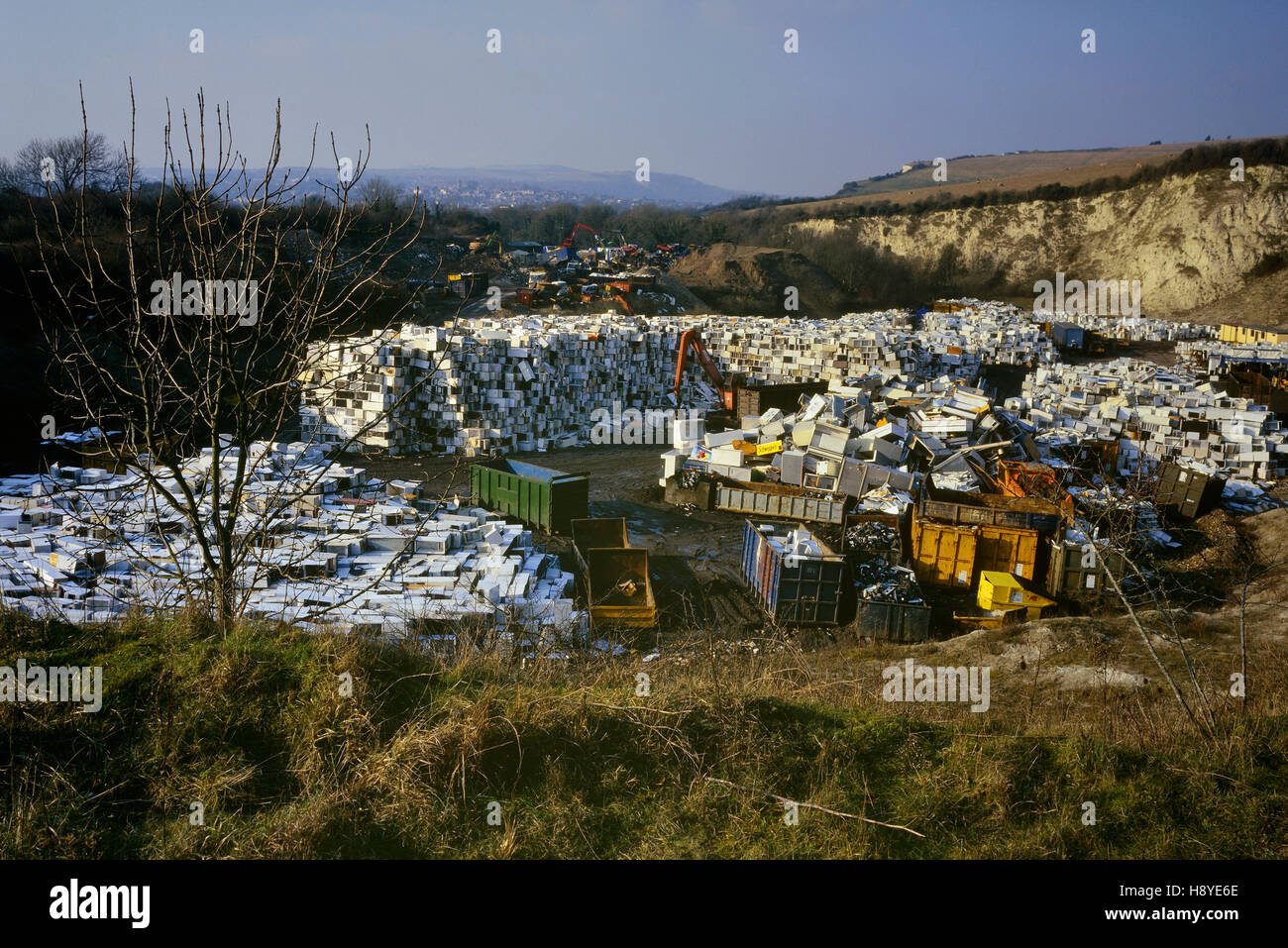 De vieux réfrigérateurs et réfrigérateurs attendent le recyclage sur le site d'entreposage temporaire de Graystone Quarry, Southerham Pit, près de Lewes, East Sussex, Angleterre. 2003 Banque D'Images