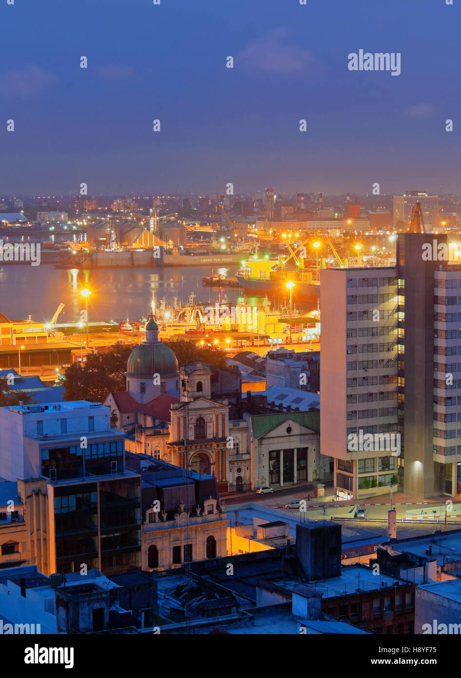 L'Uruguay, Montevideo, Crépuscule vue vers le port. Banque D'Images
