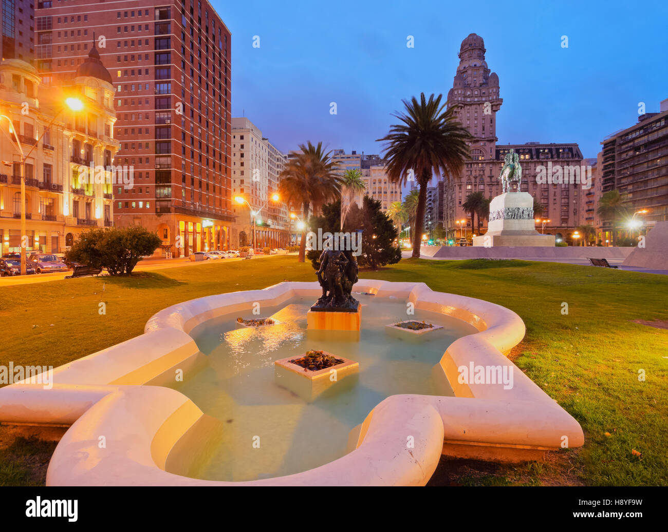 L'Uruguay, Montevideo, Crépuscule sur la place de l'indépendance. Banque D'Images