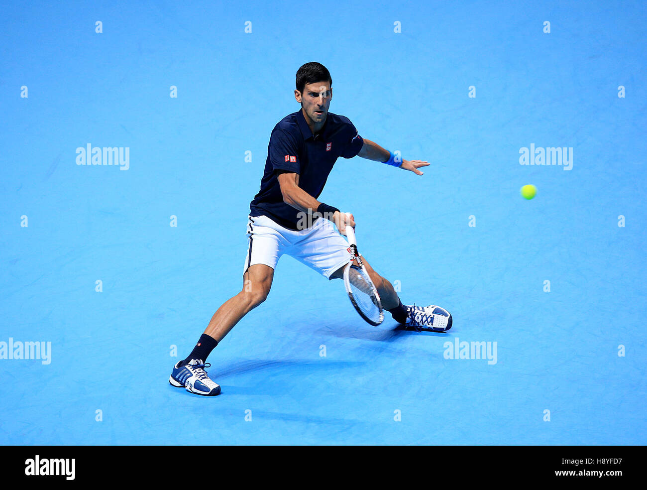 Novak Djokovic en action contre David Goffin pendant cinq jours de la Barclays ATP World Tour finale au O2 de Londres. Banque D'Images