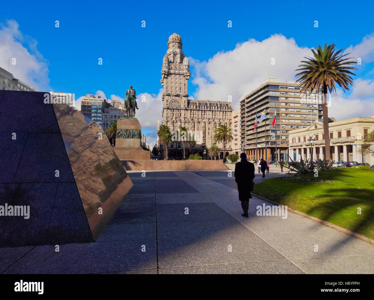 L'Uruguay, Montevideo, vue de la place de l'indépendance avec le monument d'Artigas et le palais Salvo. Banque D'Images