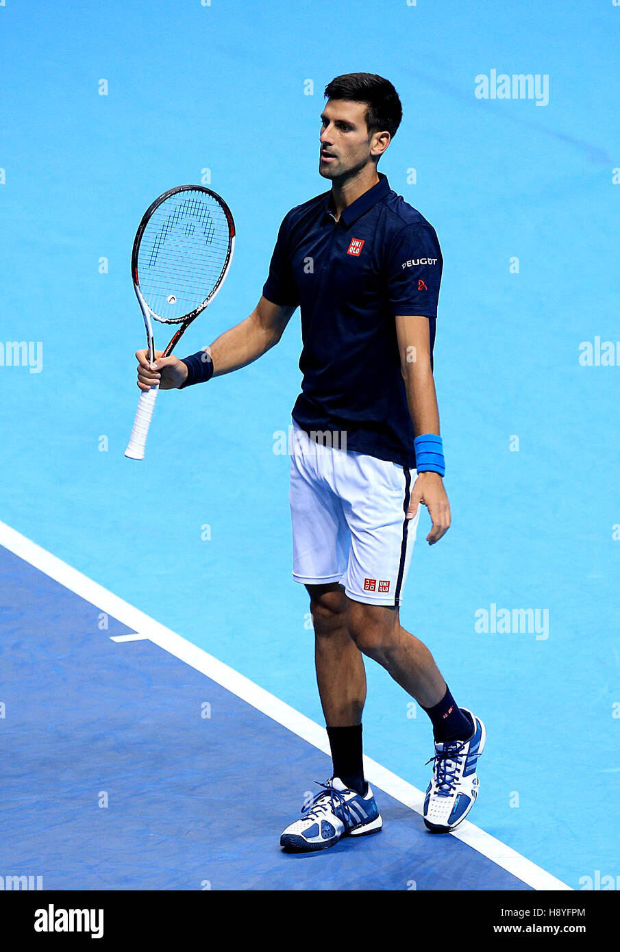 Novak Djokovic en action contre David Goffin pendant cinq jours de la Barclays ATP World Tour finale au O2 de Londres. Banque D'Images