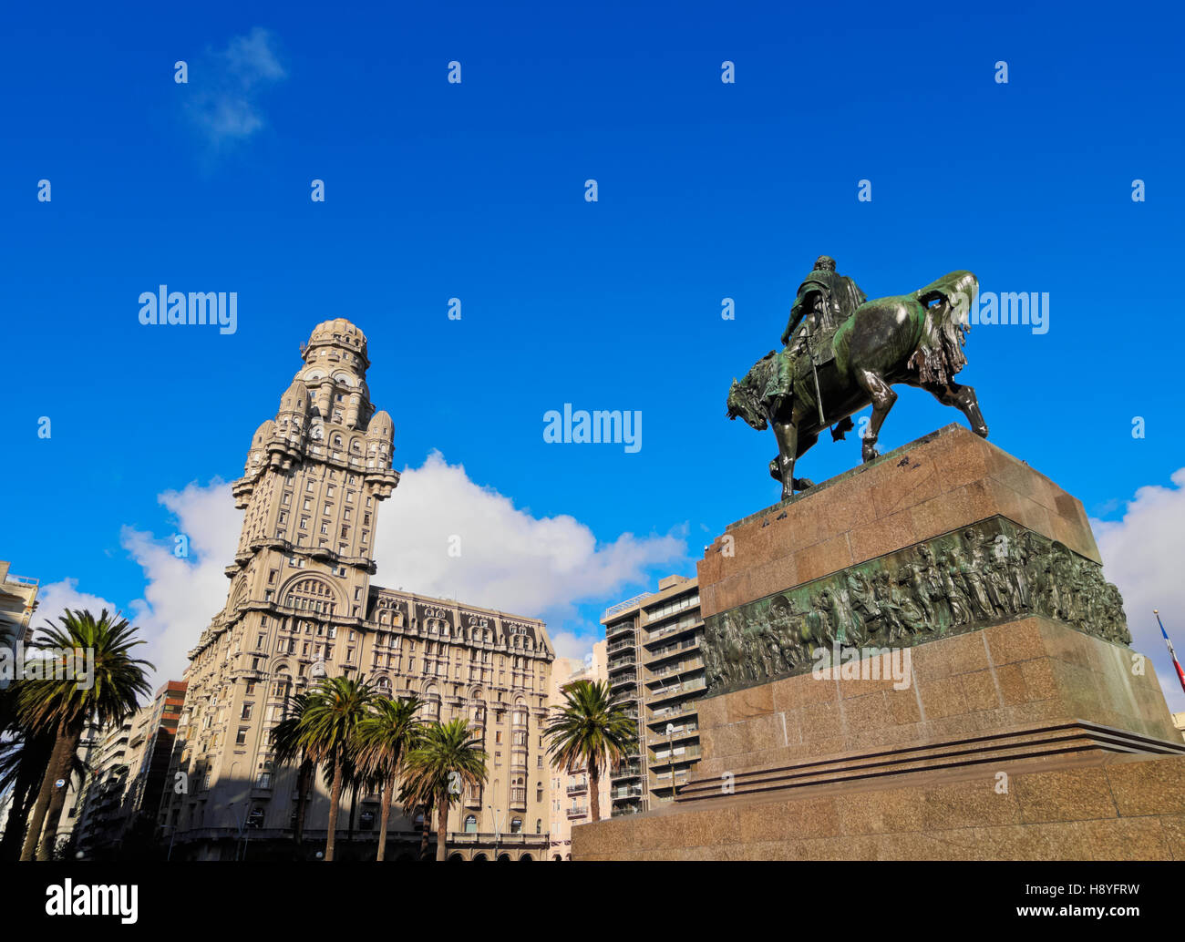 L'Uruguay, Montevideo, vue de la place de l'indépendance avec le monument d'Artigas et le palais Salvo. Banque D'Images