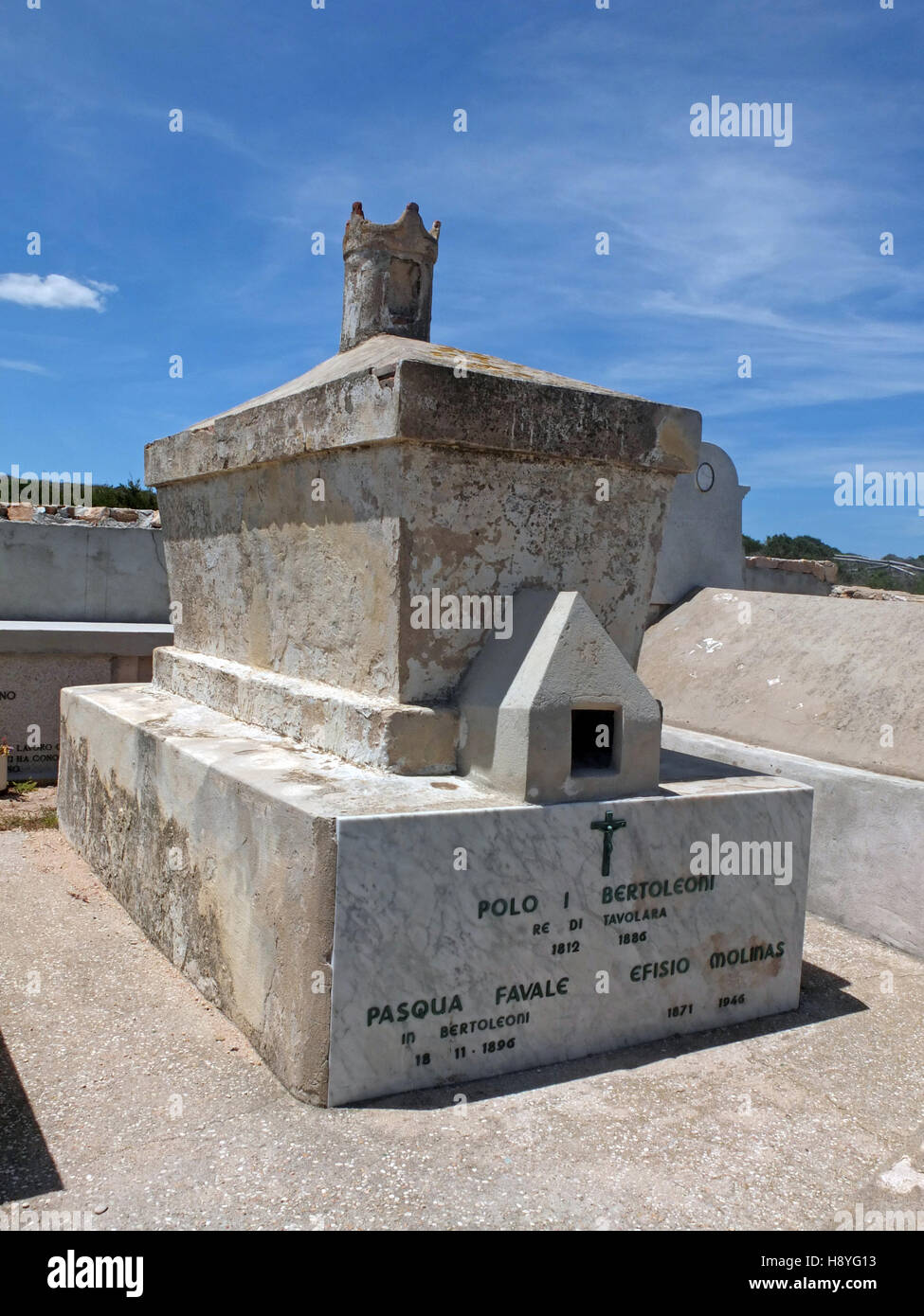 L'île de Tavolara, la Sardaigne. Le petit cimetière avec des tombes de Tavolara du roi Banque D'Images