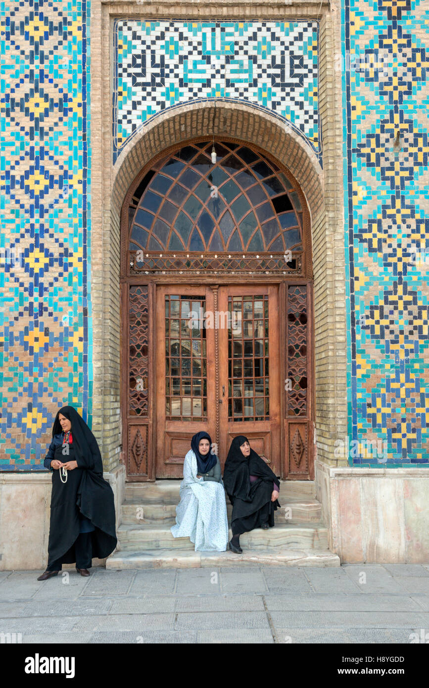 Les femmes à Imamzade Kezvin Mausolée Hossein Iran Banque D'Images