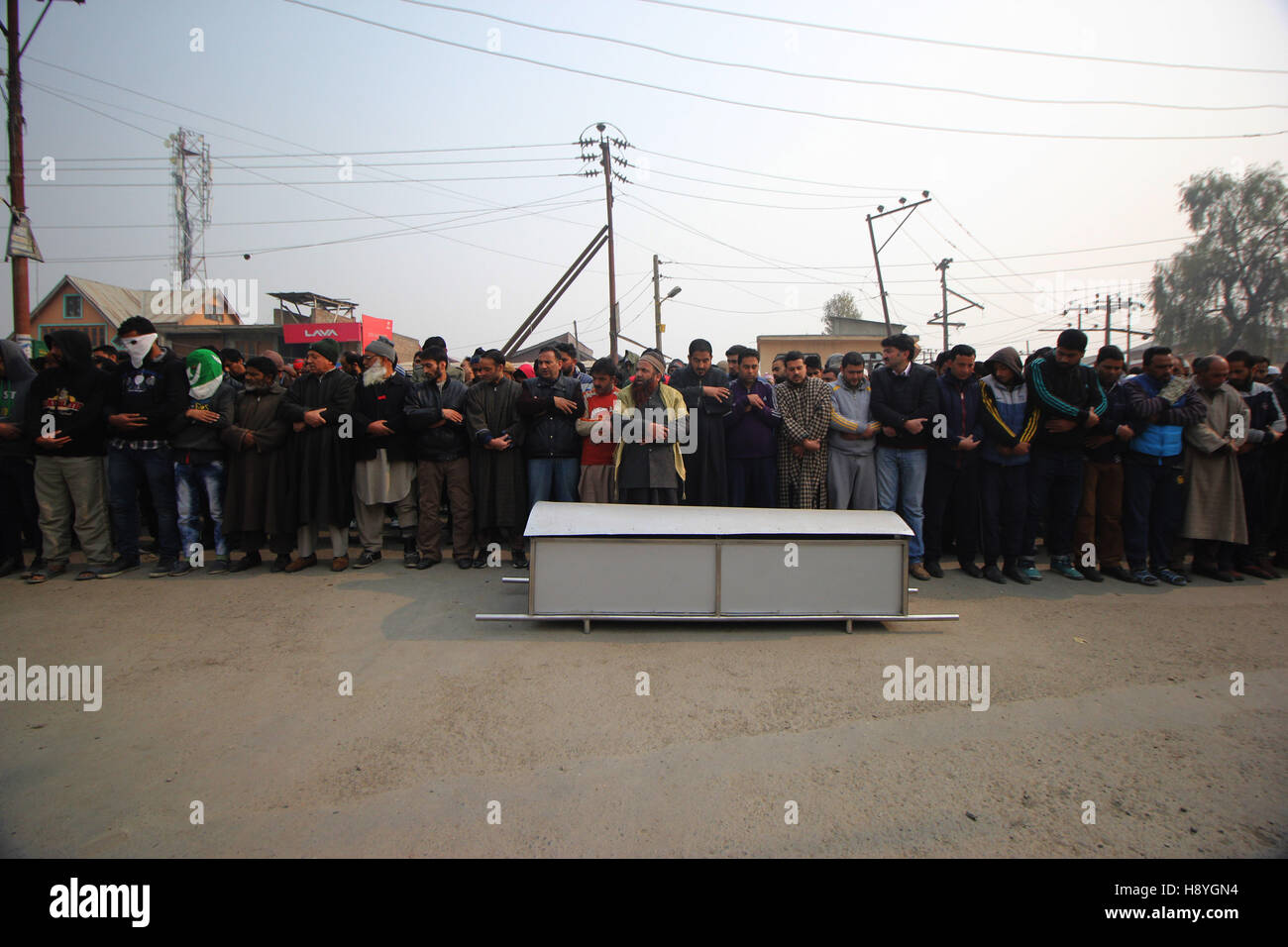 Srinagar, Inde. 17 novembre, 2016. Des centaines de personnes ont participé aux funérailles de Ghulam Mohammad Khan dans la banlieue de Srinagar, au Cachemire sous contrôle indien, le Jeudi, Novembre 17, 2016. Khan a succombé à ses blessures tôt jeudi, après qu'il aurait été frappé par un obus tiré des gaz lacrymogènes par les forces indiennes plus tôt ce mois-ci au cours d'une protestation anti-Inde. Credit : Umer Asif/Pacific Press/Alamy Live News Banque D'Images