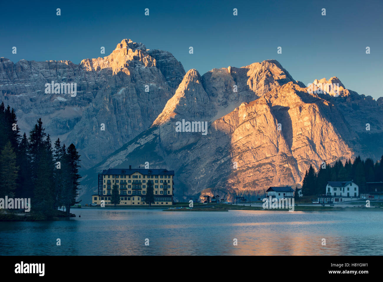 L'Marmarole Sorapiss et des groupes des Dolomites tower sur Istituto Pio XII - un hôpital privé sur le lac de Misurina, Italie Banque D'Images