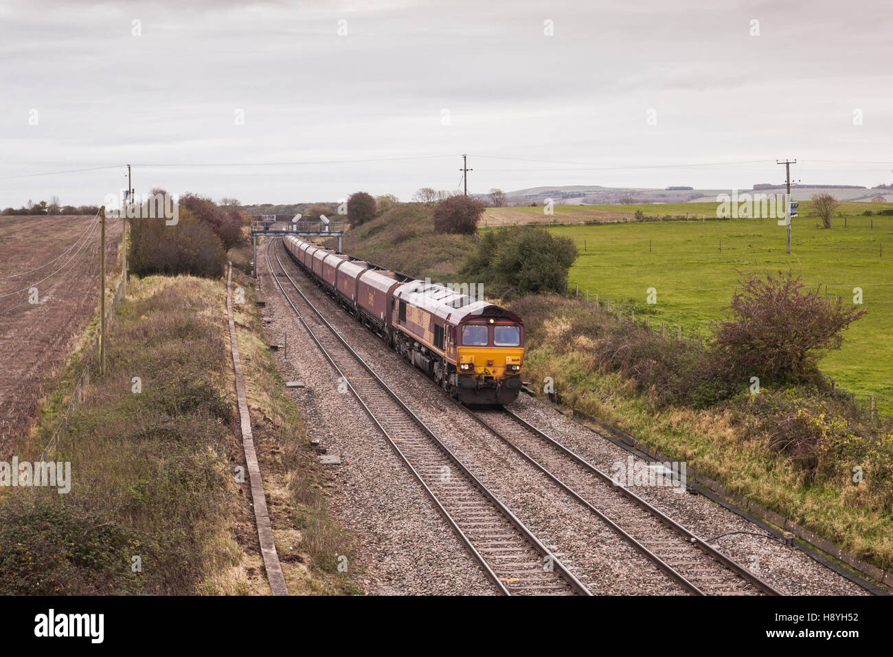 Train de fret sur la grande ligne de l'ouest de Paddington à Swindon, Royaume-Uni. Banque D'Images