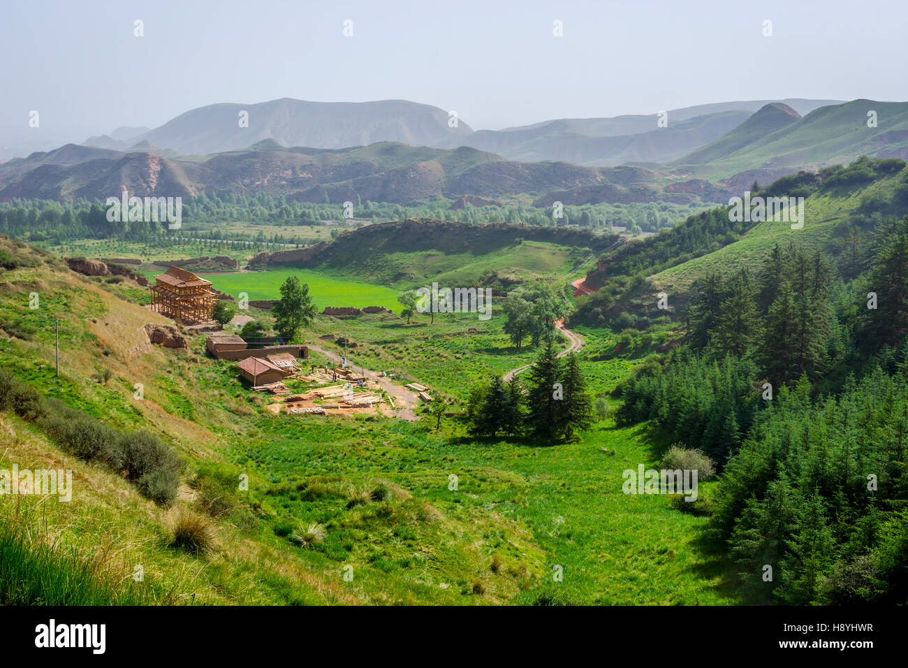 Paysage verdoyant et les montagnes entourant Mati si temple, Province de Gansu, Chine Banque D'Images