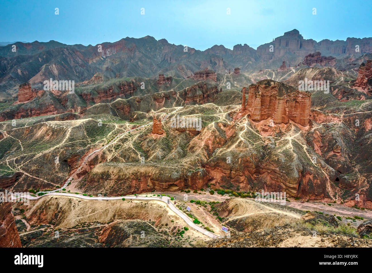 Des chemins de randonnée autour de la formation de grès Danxia Zhangye au parc géologique national, Province de Gansu, Chine Banque D'Images