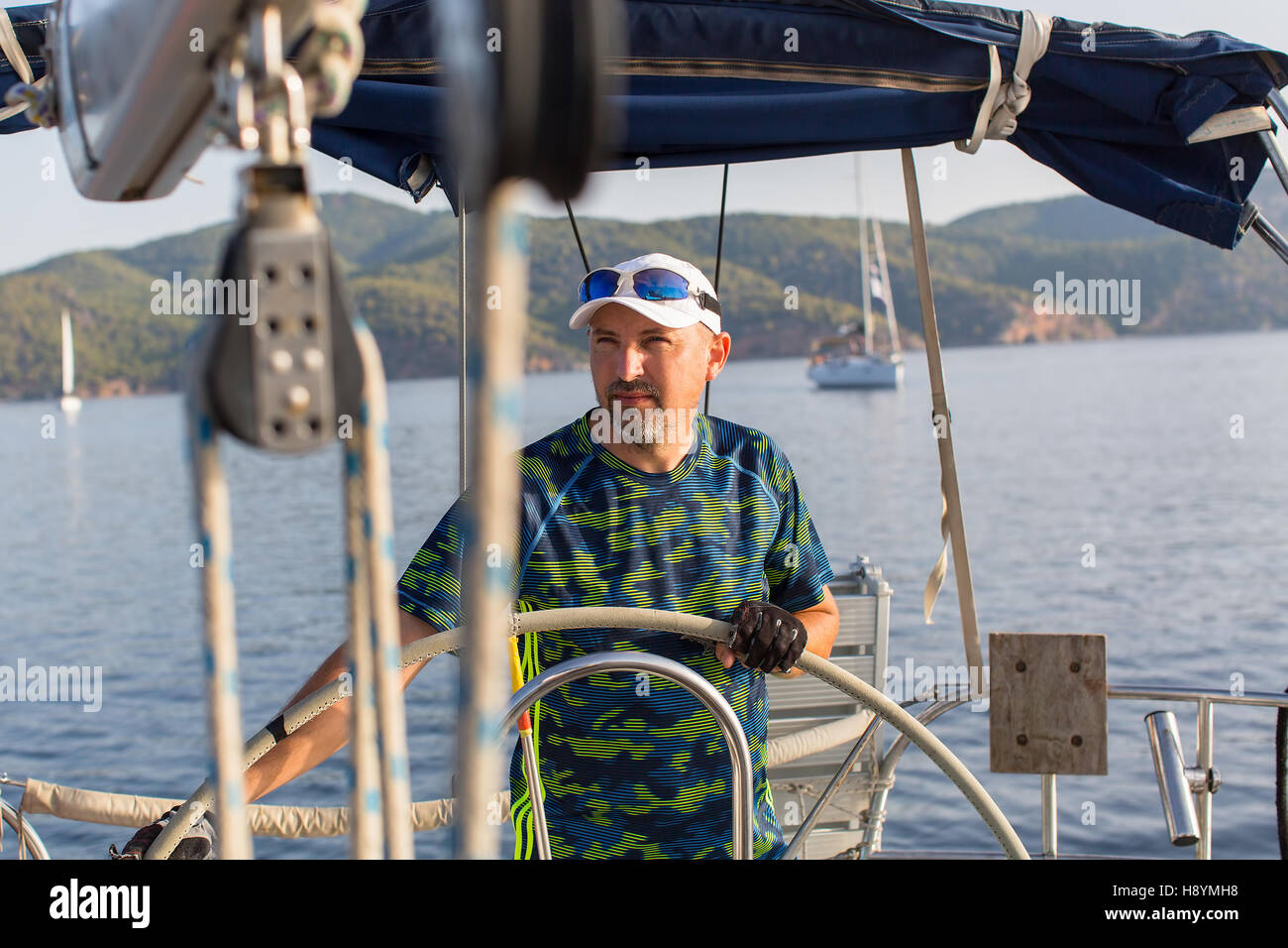 Skipper à la barre de son yacht. Banque D'Images