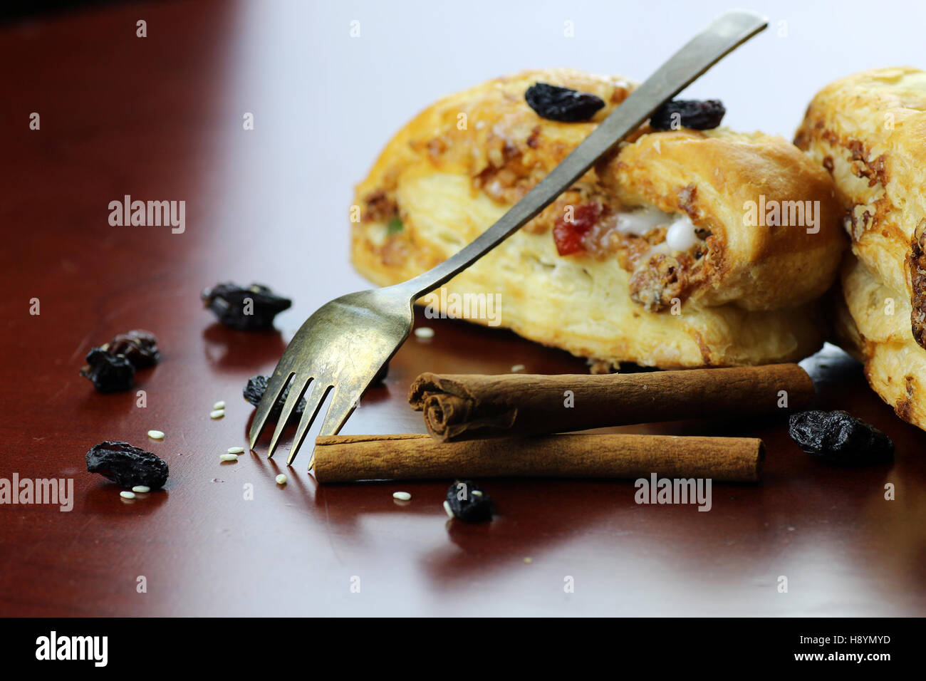 Feuilletés à la cannelle et aux raisins Banque D'Images