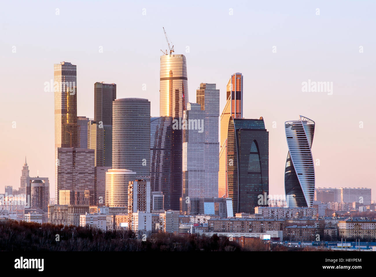 Centre d'affaires international de Moscou - Moscow City dans la soirée. Vue depuis la plate-forme d'observation sur le mont des Moineaux. Banque D'Images