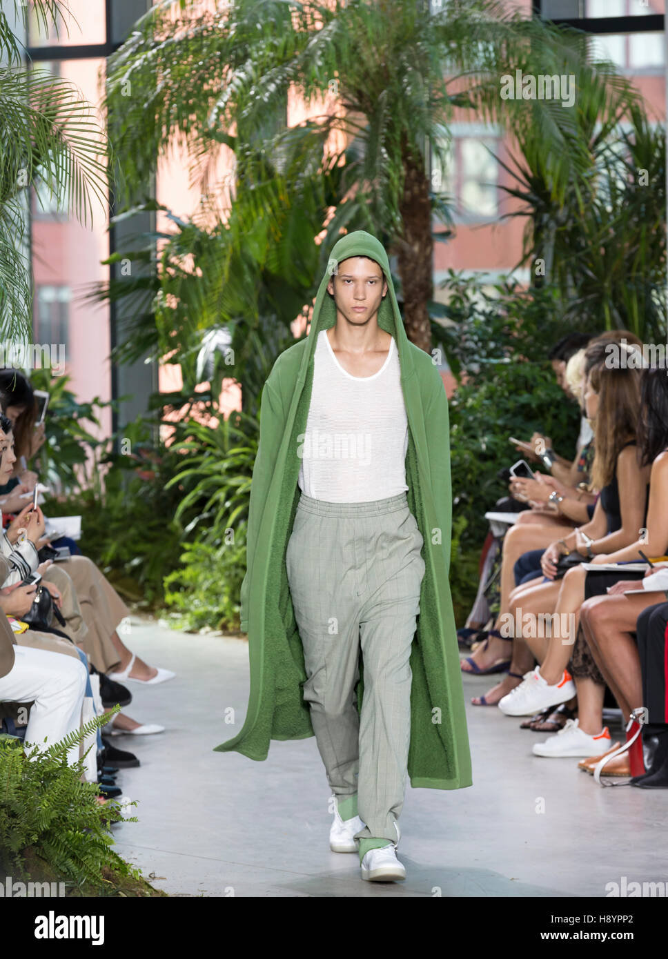 NEW YORK, NY - 10 septembre 2016 : A model au printemps été 2017 Lacoste fashion show NYFW Banque D'Images