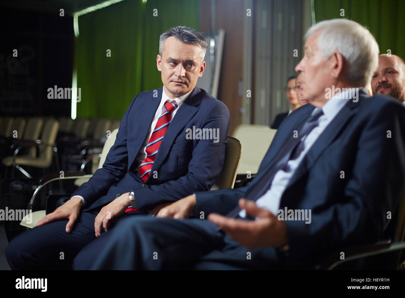 Deux politiciens discutant de discours plus tard le porte-parole Banque D'Images