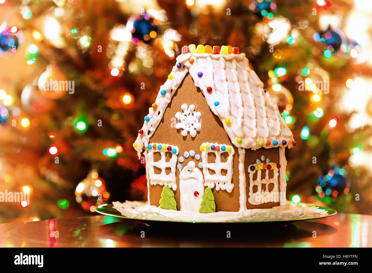 Noël fait maison Gingerbread House affiche sur une table Banque D'Images