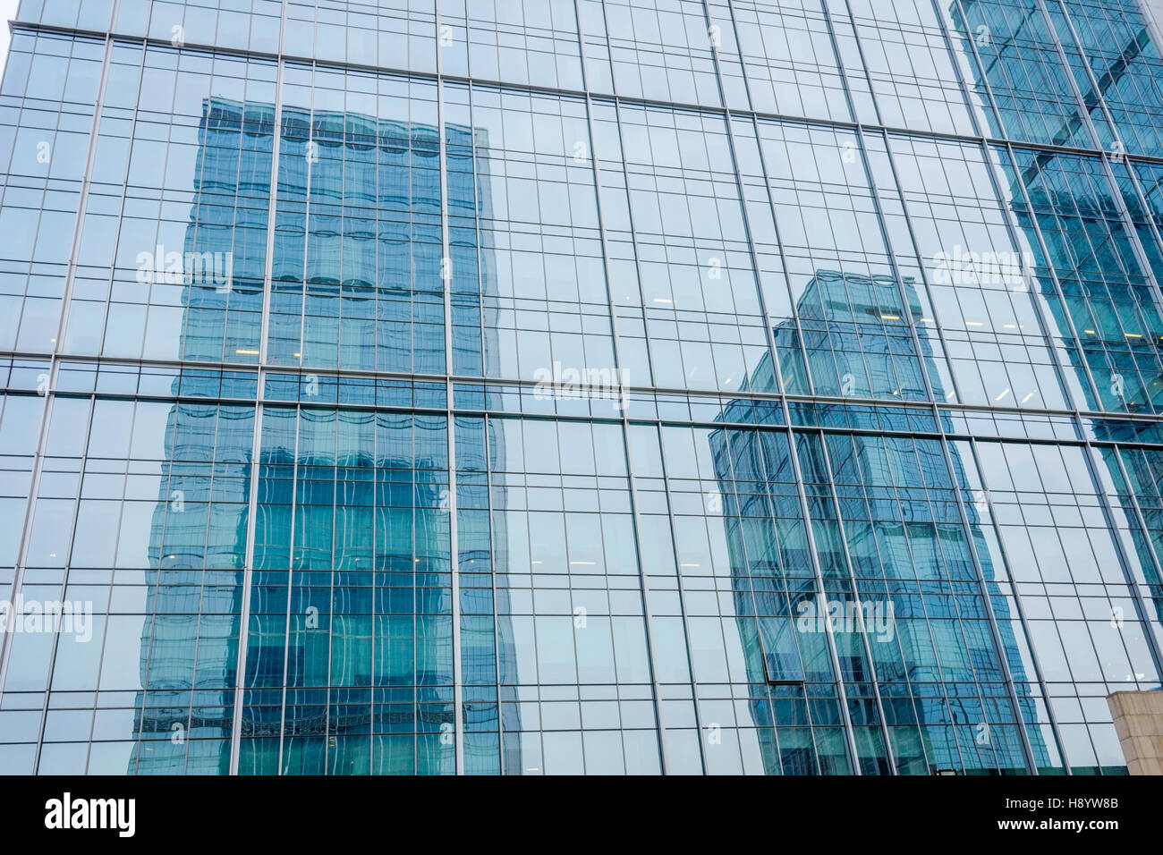 Ville reflet dans windows gratte-ciel à Chengdu, Chine Banque D'Images