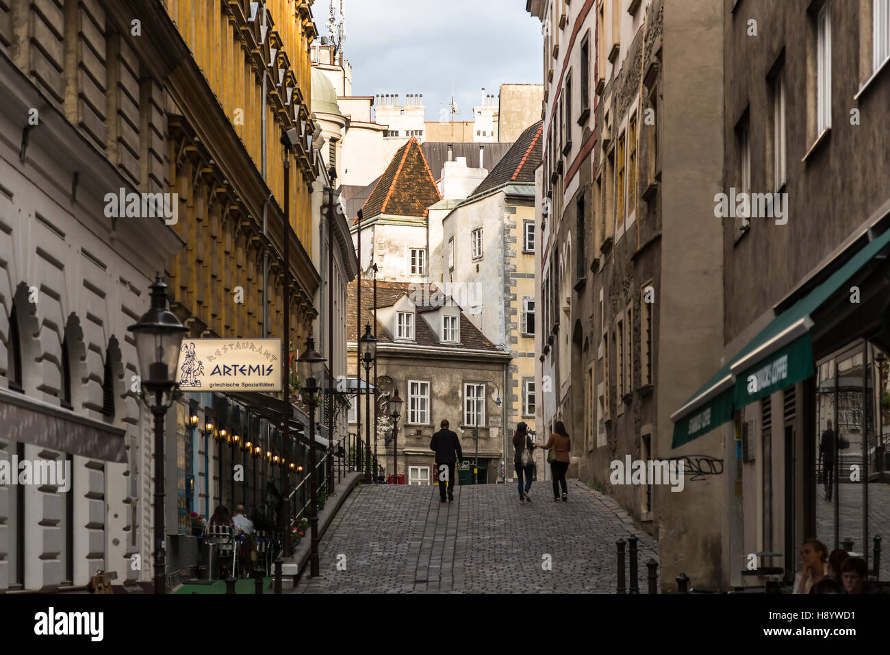 Vienne, Autriche. Juin 2015. Les gens qui marchent sur les petites rues du vieux Vienne. Banque D'Images