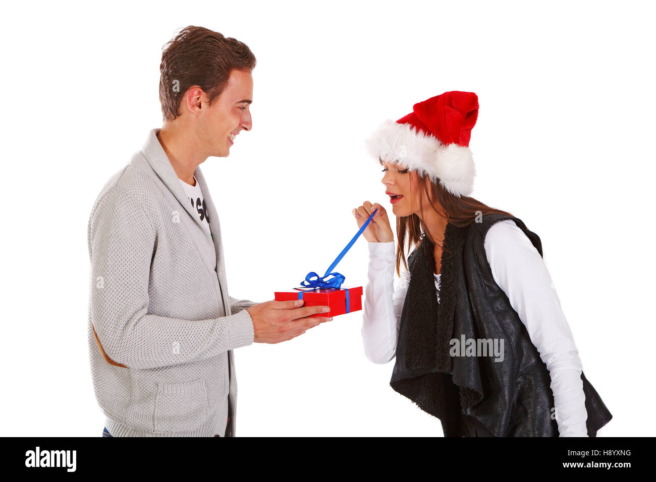 Couple Playing with christmas gift, fille déballe présent Banque D'Images